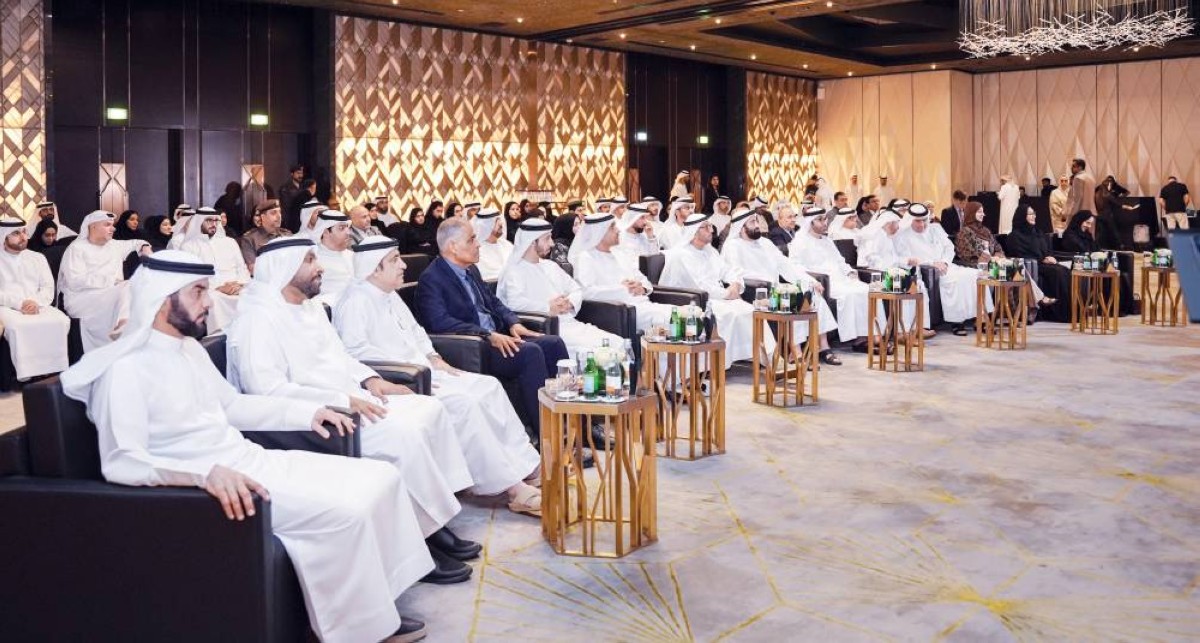 عبدالله الفلاسي ومحمد المري وعبدالله بوسناد وعامر شريف وسالم المري ومشعل جلفار خلال إطلاق الجوائز