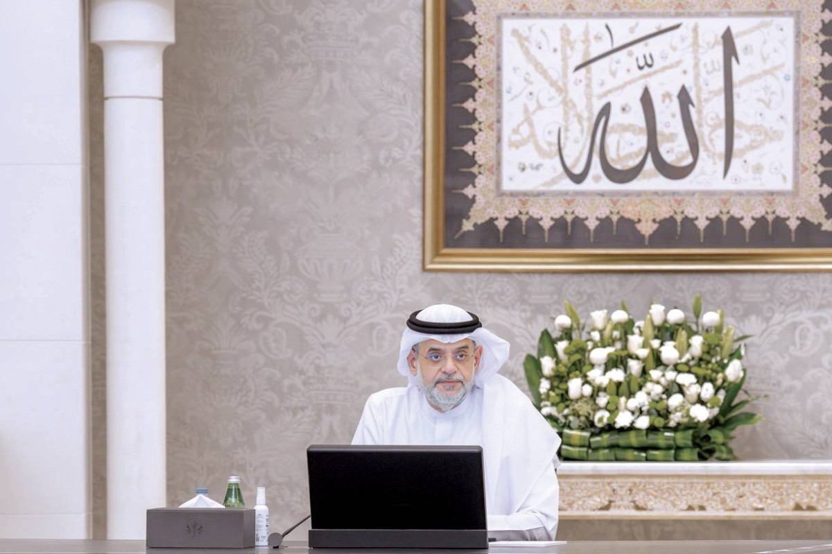 سلطان بن محمد بن سلطان مترئساً الاجتماع