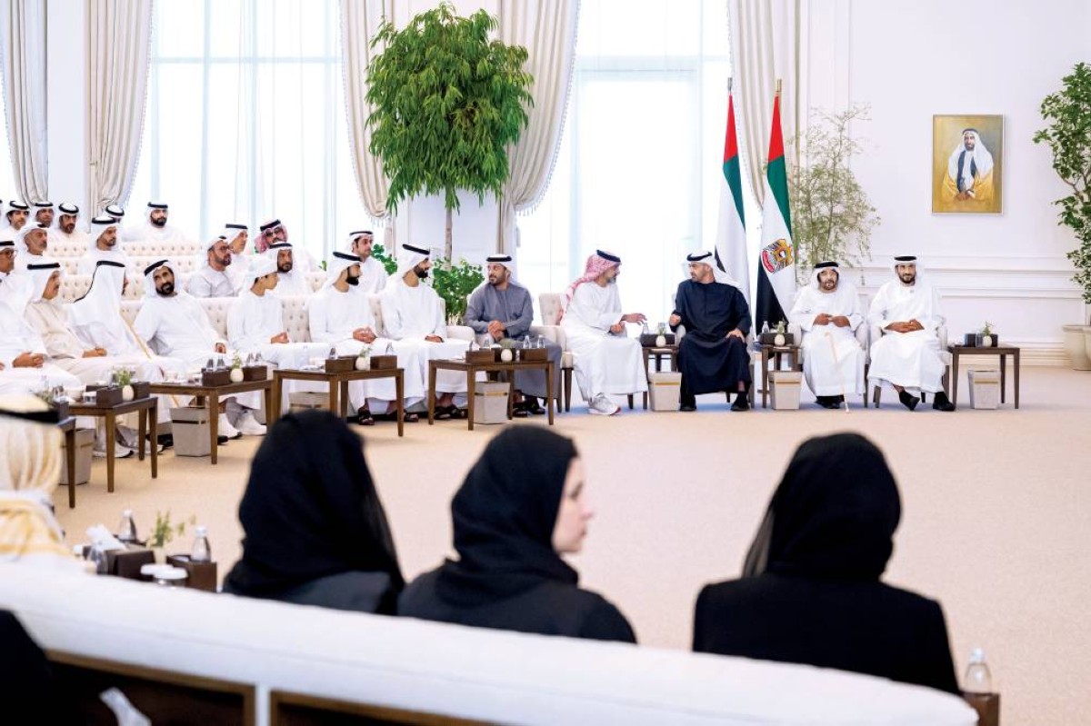 محمد بن زايد خلال استقبال عمار النعيمي بحضور صقر غباش وسيف بن محمد ونهيان بن زايد وعبد العزيز بن حميد وحميد وراشد ومحمد بن عمار وعدد من الشيوخ والمسؤولين 

