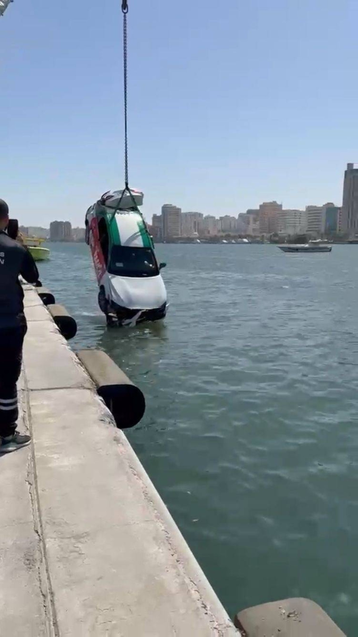 إنقاذ سائق سقطت مركبته في خور الشارقة خلال أقل من 8 دقائق