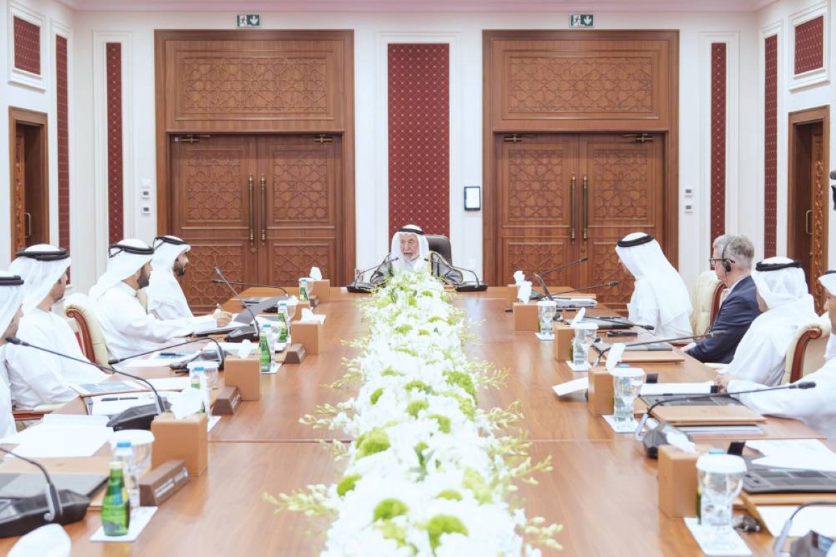 سلطان القاسمي مترئساً الاجتماع بحضور المسؤولين