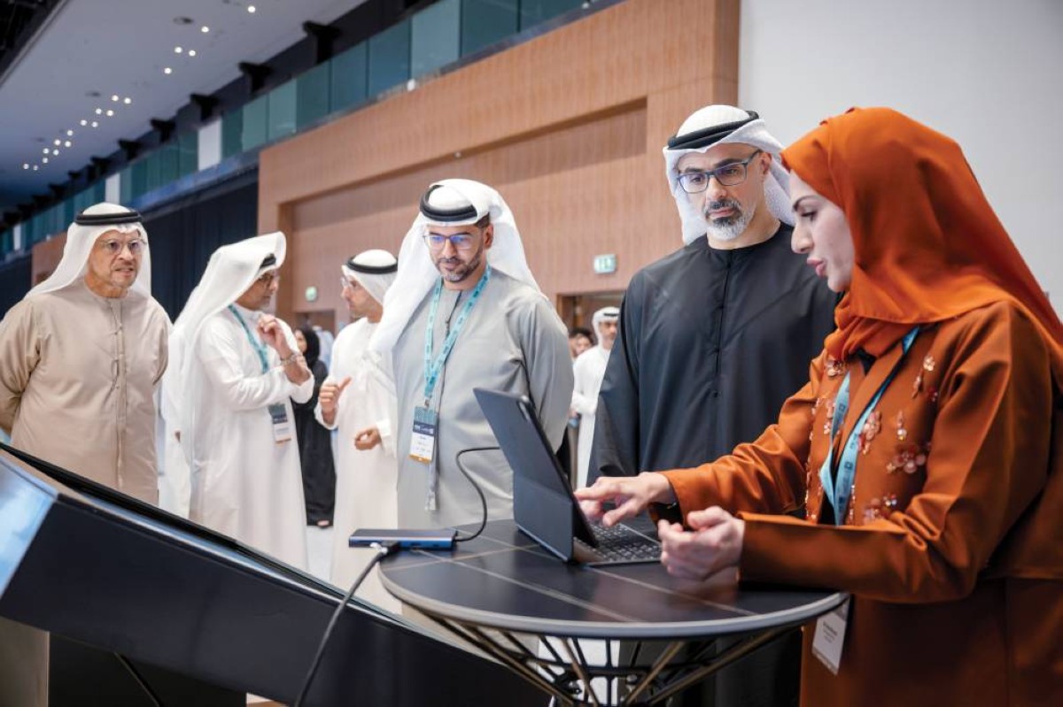 خالد بن محمد يستمع إلى شرح في أحد الأجنحة المشاركة بحضور محمد الشرفاء ومحمد المبارك