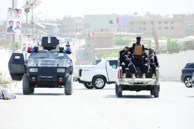 عناصر أمن باكستانيون عند نقطة تفتيش في كويتا