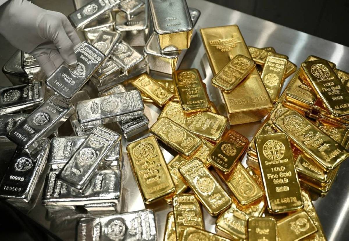 الذهب يفقد بريقه.. والفضة تهدأ