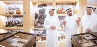 هزاع بن زايد خلال الزيارة يستمع إلى شرح من محمد أحمد المحمود
