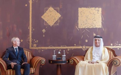سعود بن صقر خلال استقباله جان كريستوف باري