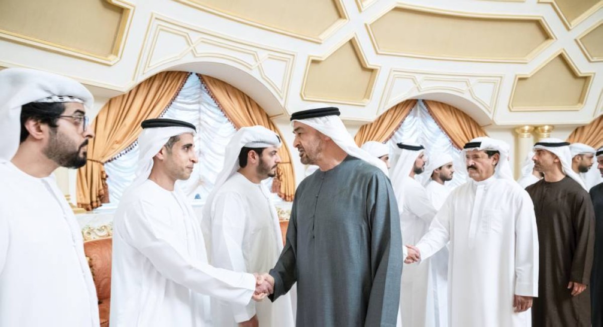 محمد بن زايد خلال تقديمه واجب العزاء بحضور حمدان بن محمد بن زايد وسلطان بن حمدان