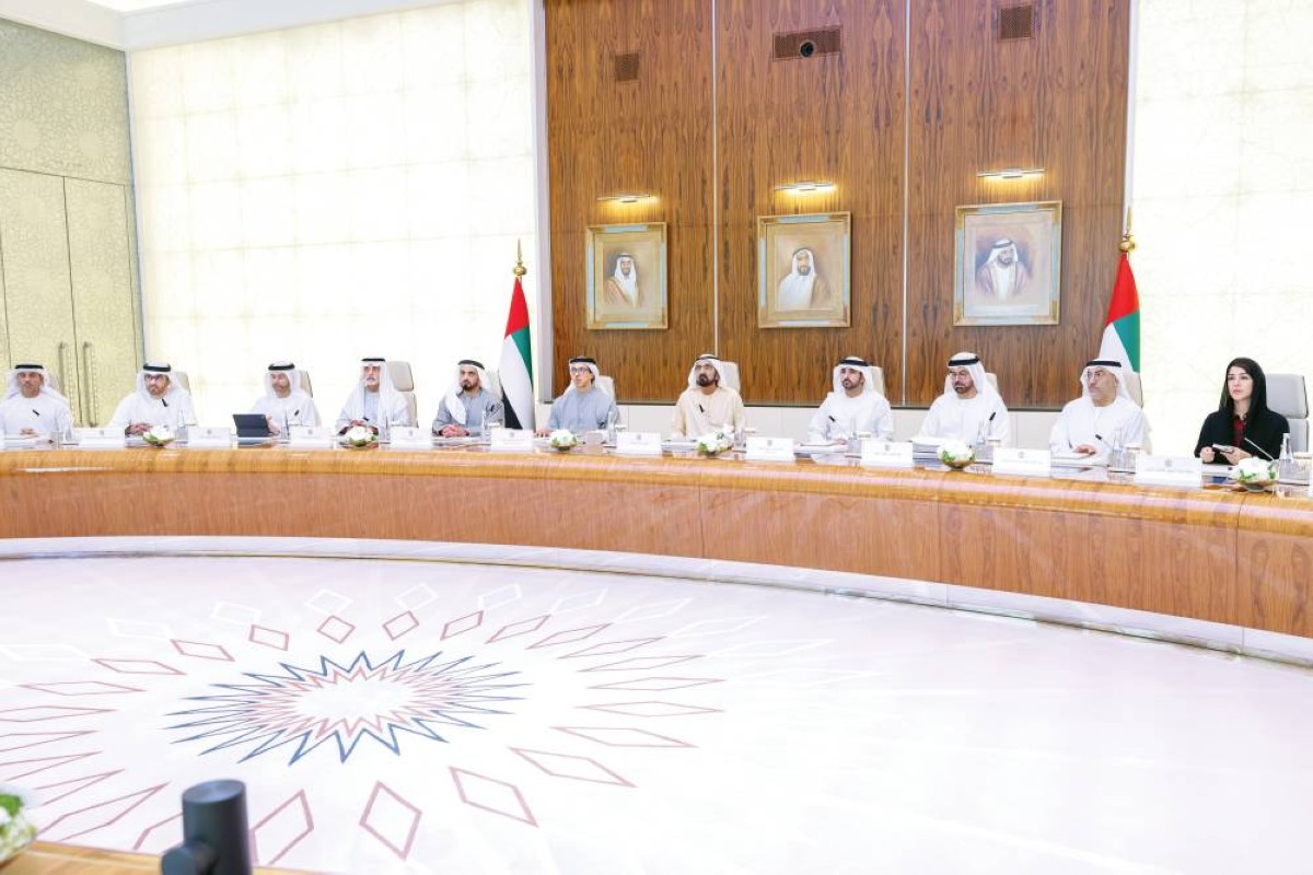 محمد بن راشد لدى ترؤسه اجتماع مجلس الوزراء بحضور منصور بن زايد وحمدان بن محمد وسيف بن زايد ونهيان بن مبارك ومحمد القرقاوي وعبد الرحمن العويس ومحمد الحسيني وريم الهاشمي وسلطان الجابر وأحمد الفلاسي