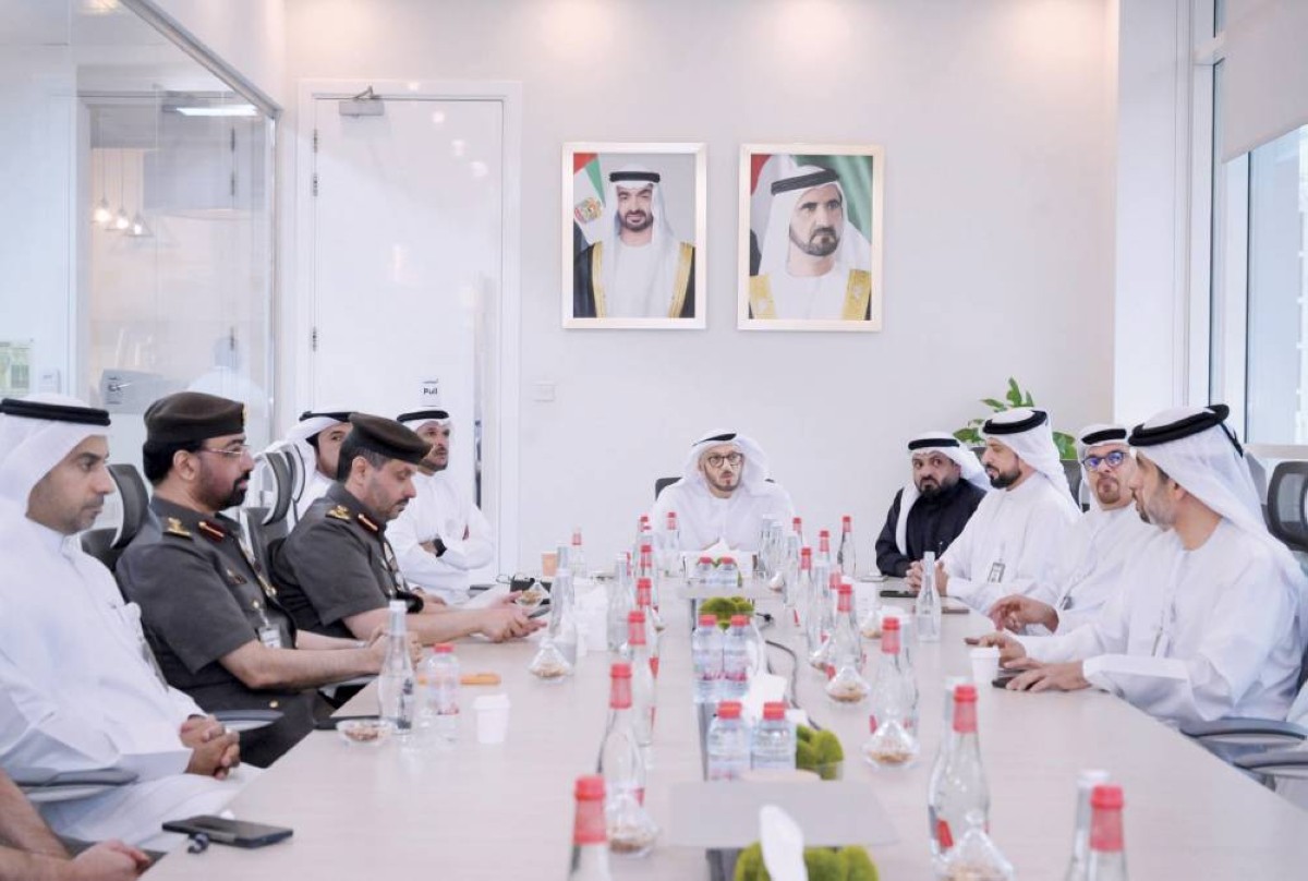 محمد المري مترئساً الاجتماع بحضور عبيد بن سرور والضباط