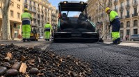 وداعاً للأسفلت التقليدي.. رصف الطرق بنوى الزيتون وخشب الصنوبر