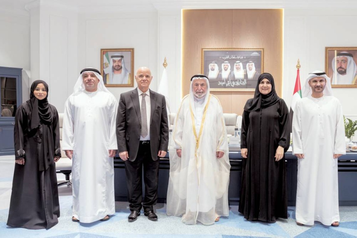 سلطان القاسمي متوسطاً أعضاء اللجنة التنفيذية لمجلس الشارقة للتعليم العالي والبحث العلمي