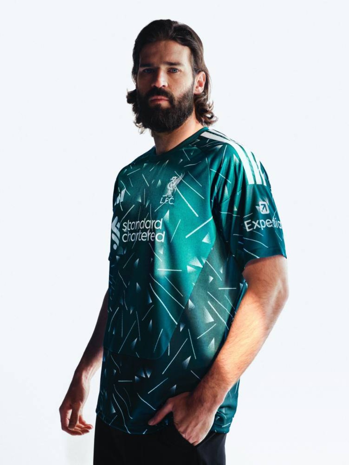 ليفربول يطرح قميص الموسم الجديد بتصميم تاريخي
