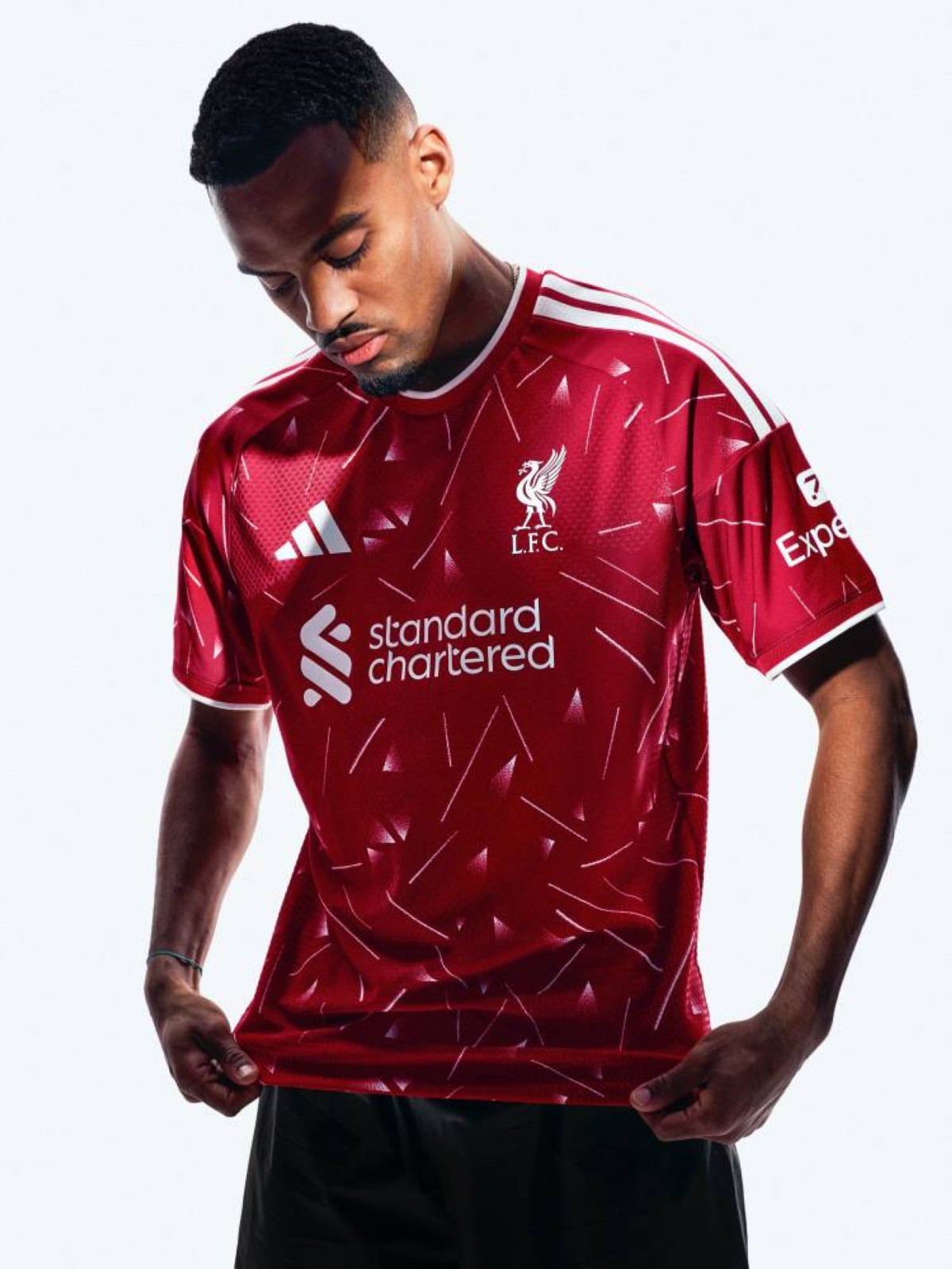 ليفربول يطرح قميص الموسم الجديد بتصميم تاريخي