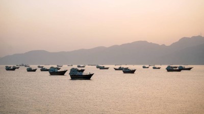 قوارب في مضيق هرمز قبالة ميناء مسندم
