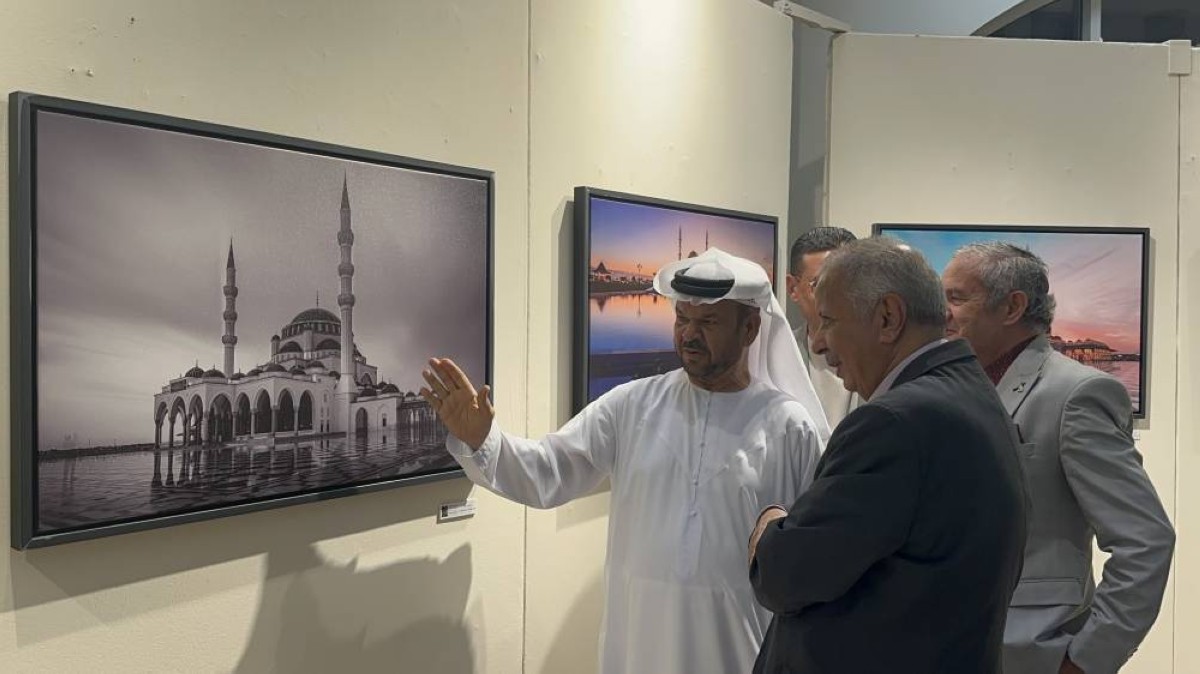 «مساجد الشارقة».. أنوار المآذن في عيون المصورين
