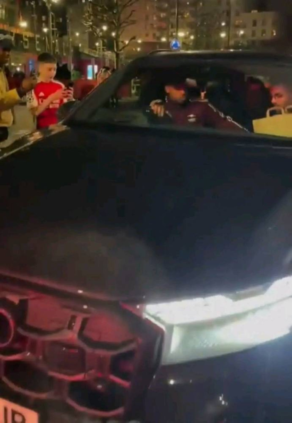 غابرييل يفاجئ مشجعًا حاول إهداءه هدية فاخرة