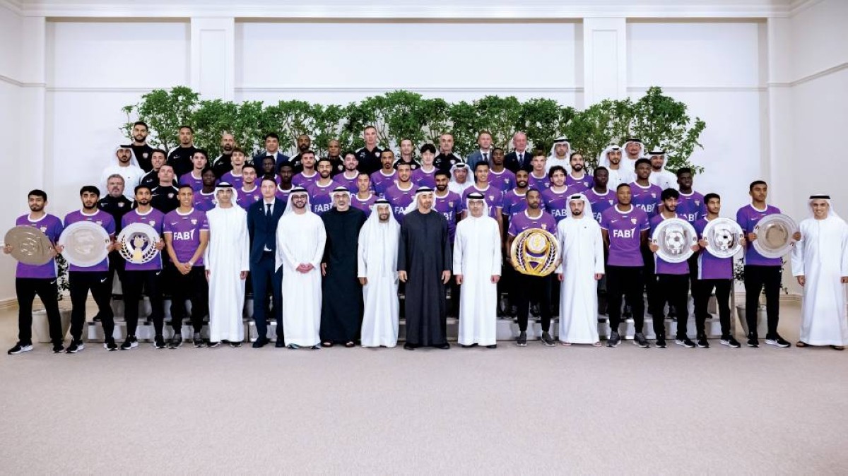 رئيس الدولة خلال الاستقبال بحضور خالد بن محمد وهزاع بن زايد وسلطان بن حمدان |