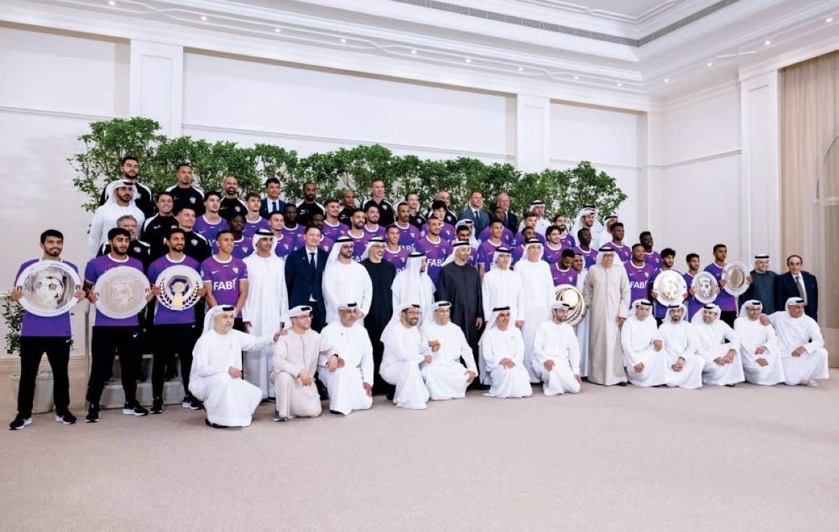 محمد بن زايد خلال الاستقبال بحضور خالد بن محمد وهزاع بن زايد ومحمد بن حمد بن طحنون وسلطان بن حمدان ومحمد المحمود وجبر السويدي وحميد النيادي وأحمد المزروعي ومحمد الجنيبي ومحمد بن ثعلوب وعبد المنعم الهاشمي وعبدالله بن بدوة