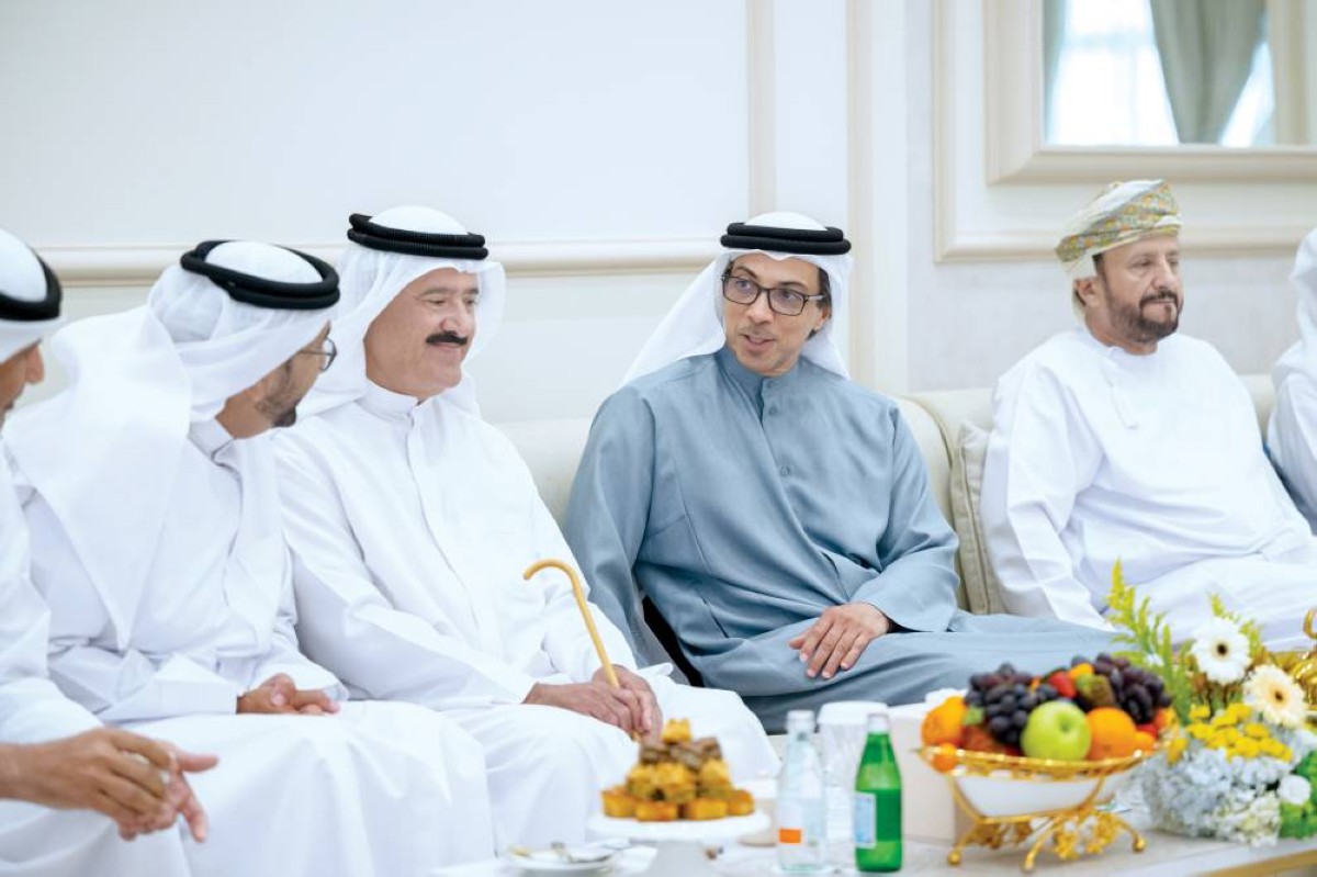 منصور بن زايد خلال المأدبة بحضور سلطان بن حمدان