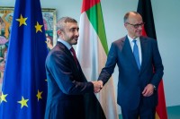عبدالله بن زايد يلتقي المستشار الألماني في برلين