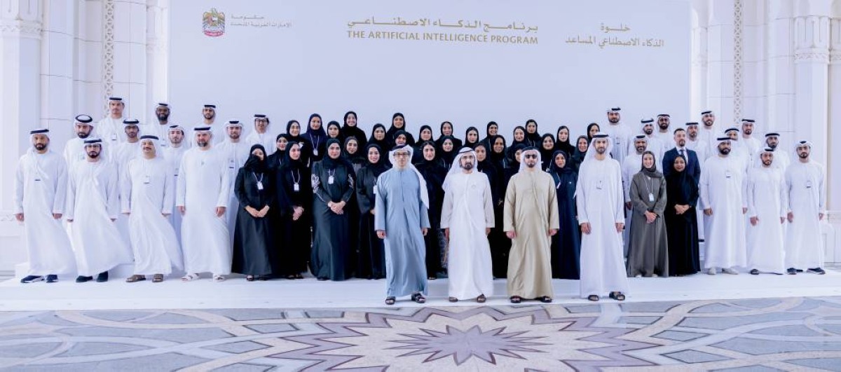 محمد بن راشد متوسطًا بحضور منصور وسيف بن زايد وعمر العلماء خريجي الدفعة السادسة من برنامج الذكاء االصطناعي االتحادي 
