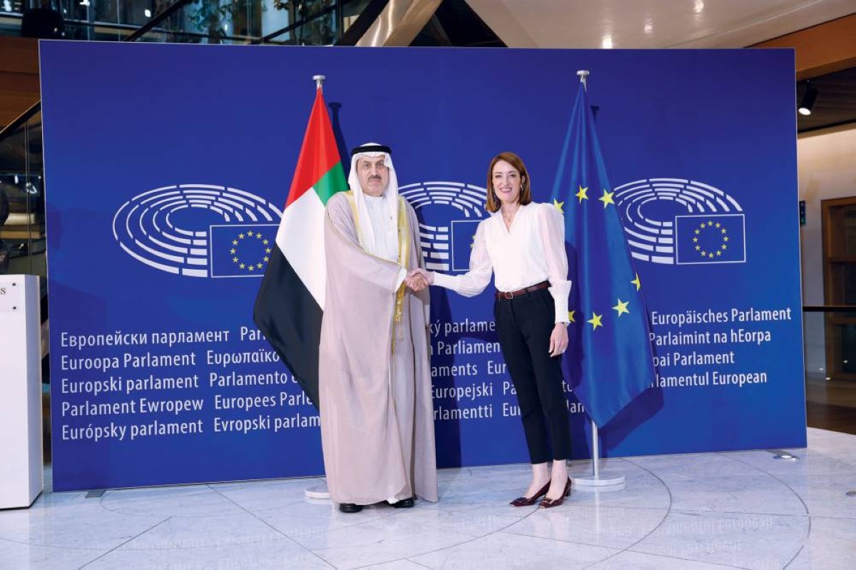 صقر غباش وروبرتا ميتسولا خلال اللقاء