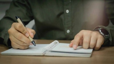 اكتب بيدك تحمِ عقلك