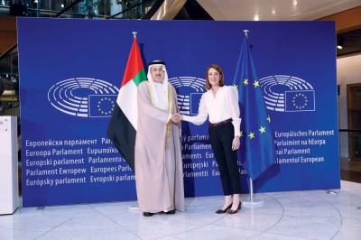 صقر غباش وروبرتا ميتسولا خلال اللقاء