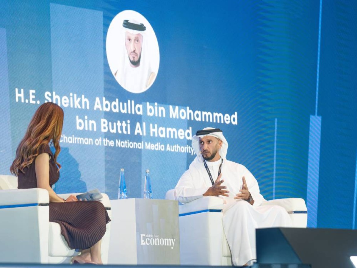 عبدالله آل حامد متحدثاً خلال الجلسة |