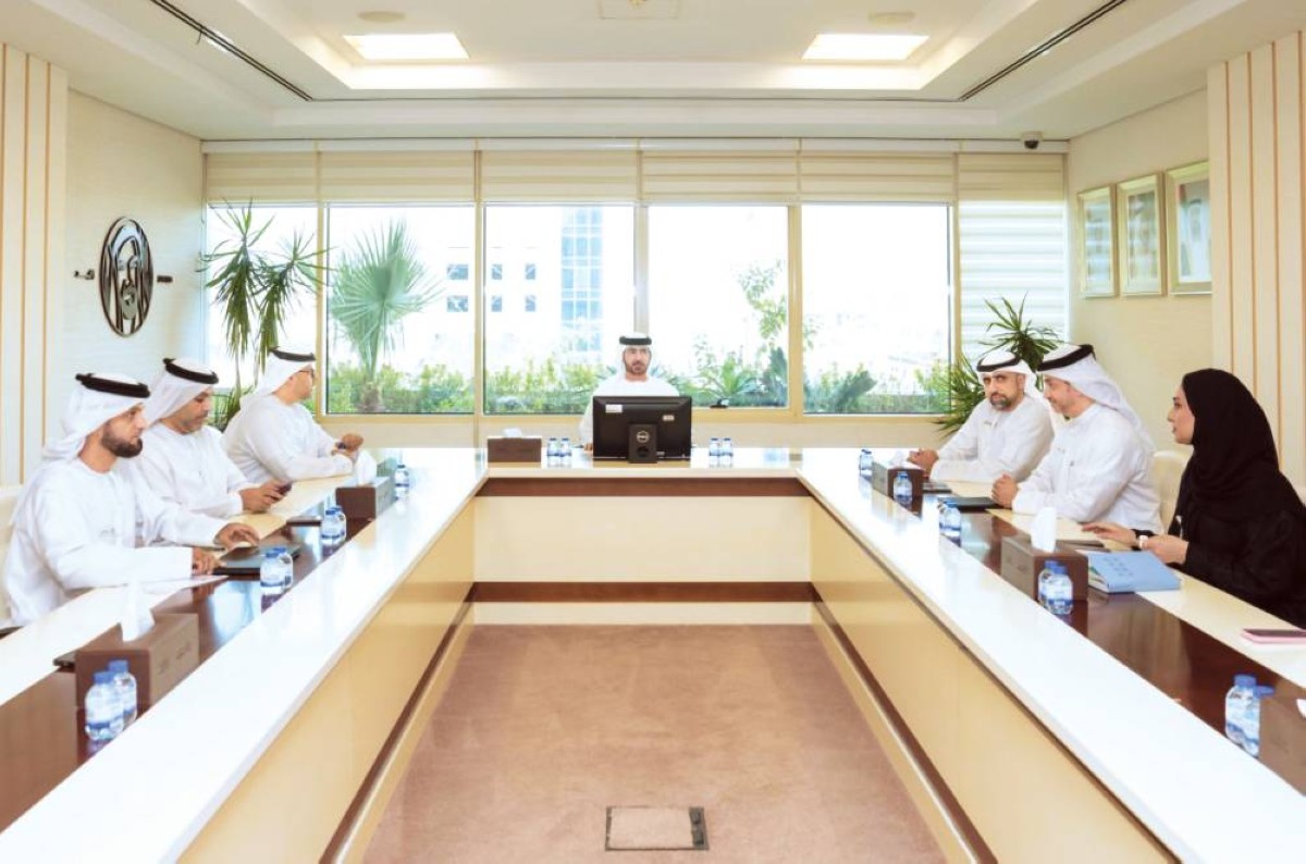 سيف السويدي مترئساً الاجتماع خلال زيارة محكمة الأحوال الشخصية والتركات