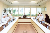 سيف السويدي مترئساً الاجتماع خلال زيارة محكمة الأحوال الشخصية والتركات