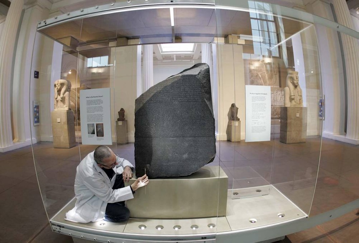مطالبة مصرية باسترداد "حجر رشيد" من بريطانيا