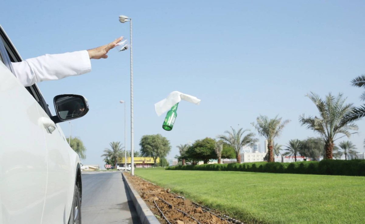 تشويه الطرق العامة يزيد متاعب عمال النظافة 