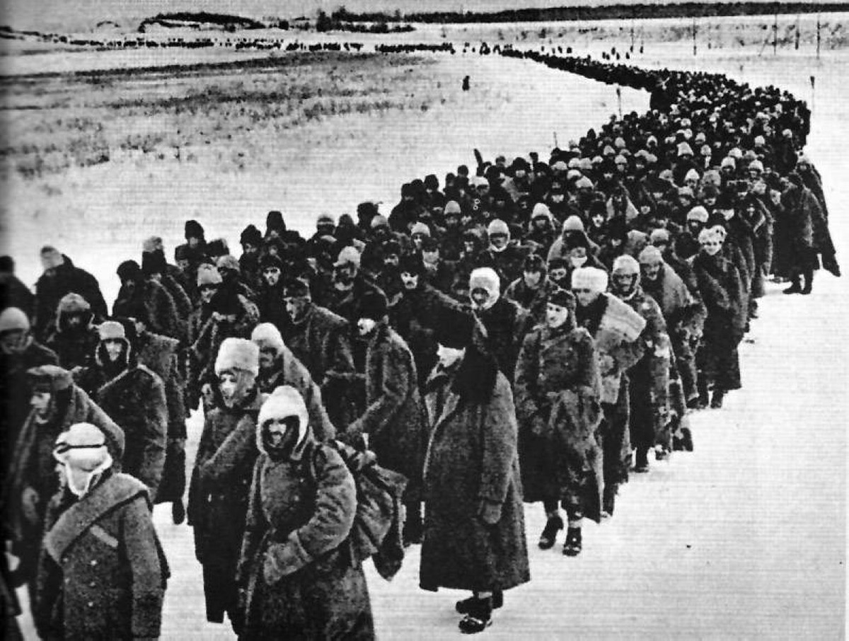 1942 -  ألمانيا تبدأ هجومها على ستالينغراد خلال الحرب العالمية الثانية.