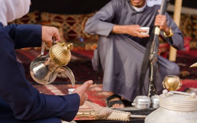القهوة والبخور.. حين تتحدث الضيافة بلهجة الإمارات