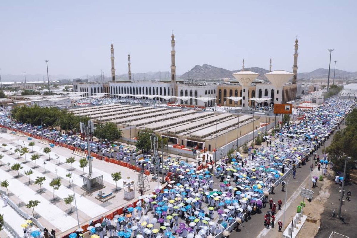 جموع حجاج بيت الله الحرام بعد أداء صلاة الظهر والعصر جمعاً وقصراً في مسجد نمرة