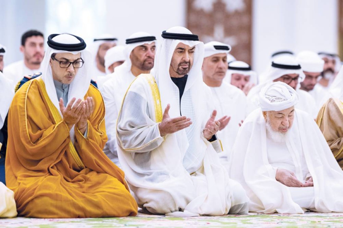 رئيس الدولة ومنصور بن زايد وعبدالله بن بيه أثناء الدعاء 