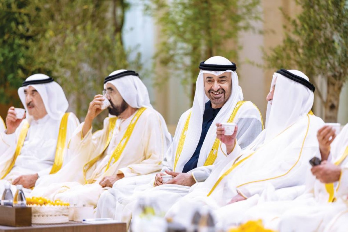 محمد بن زايد خلال استقبال محمد بن راشد وسلطان القاسمي وسعود المعلا 