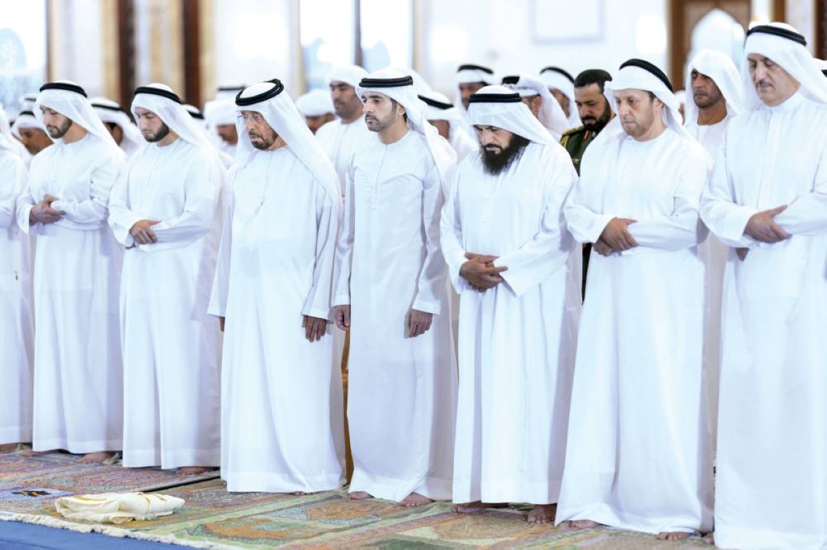 حمدان بن محمد وراشد بن حمدان ومحمد بن حمدان آل نهيان خلال تأدية الصلاة