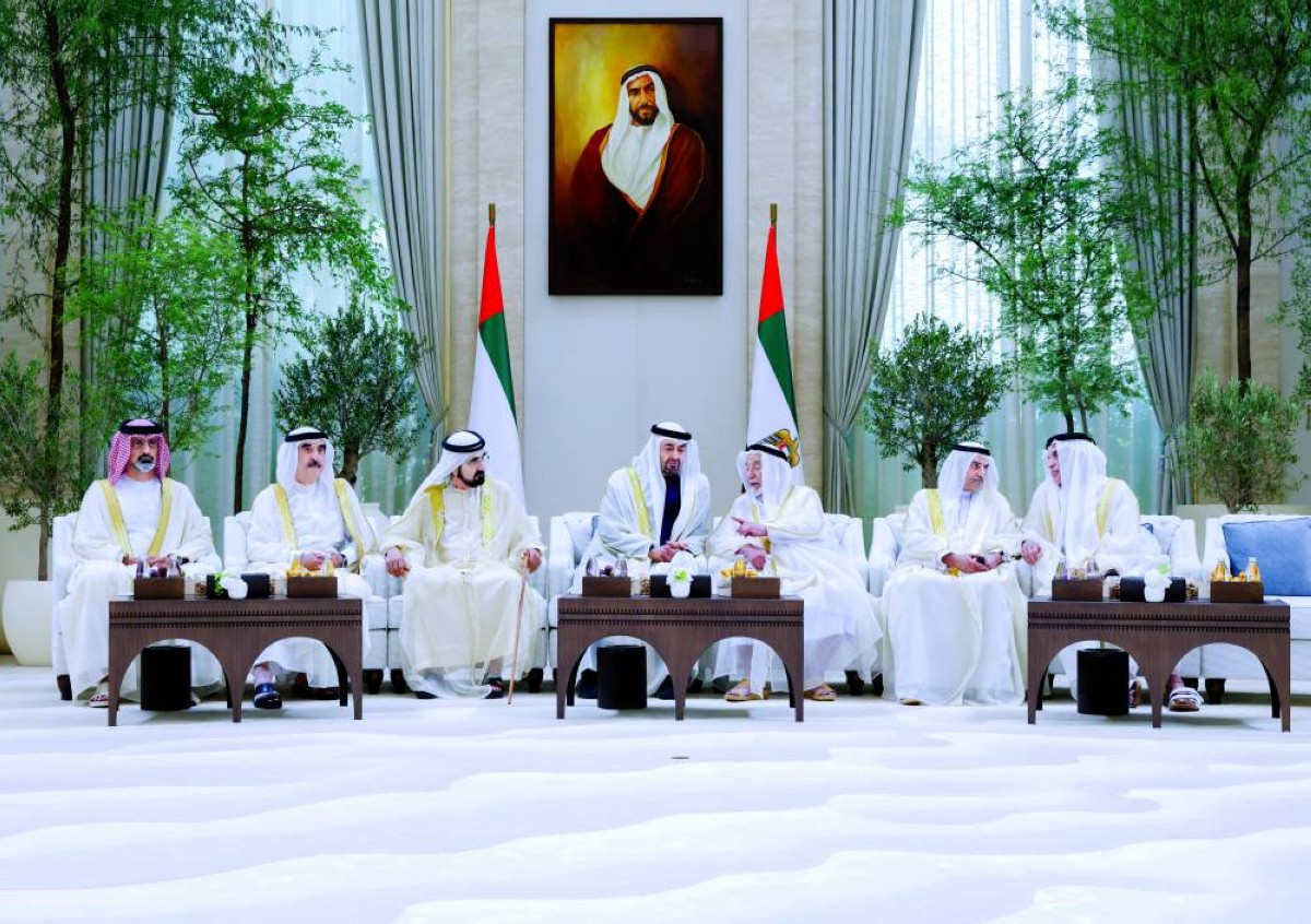 رئيس الدولة خلال استقبال محمد بن راشد وسلطان القاسمي وحمد الشرقي وسعود المعلا وسعود بن صقر وعمار النعيمي 