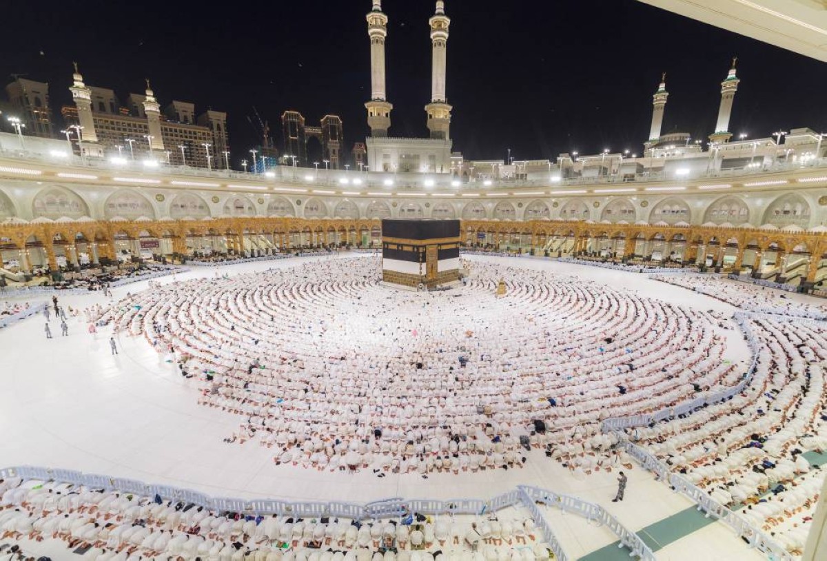 الحجاج يؤدون صلاة الفجر في المسجد الحرام بمكة المكرمة