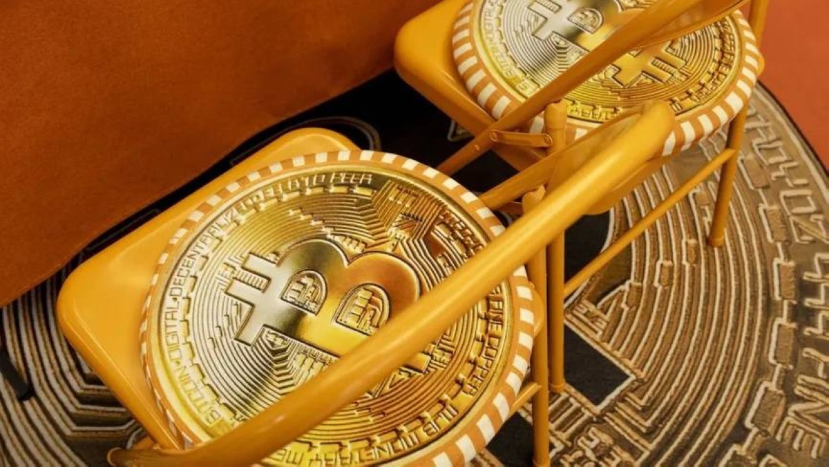التوترات وتخارجات الصناديق تدفعان «بتكوين» لأدنى مستوى في 5 أسابيع