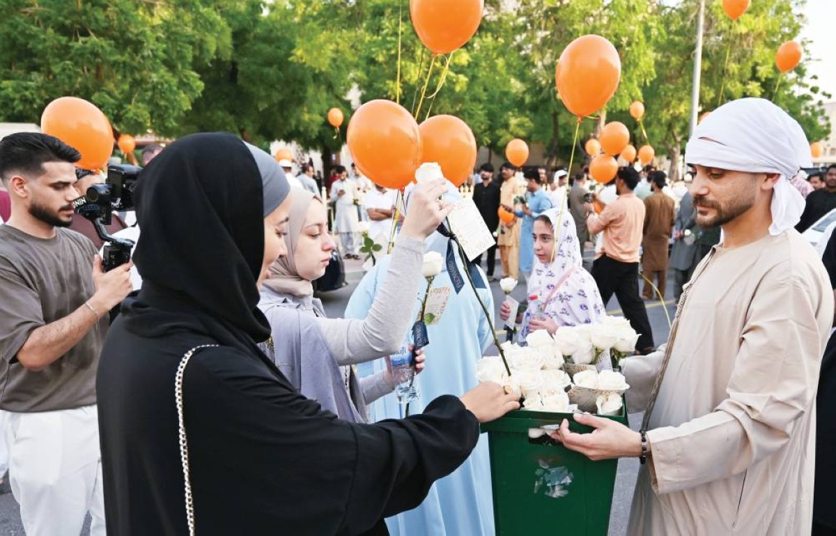  خلال توزيع الحلويات 