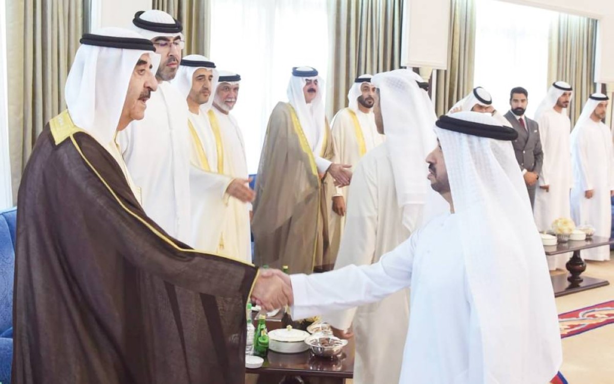  سعود المعلا خلال استقبال المهنئين بحضور أحمد بن سعود 