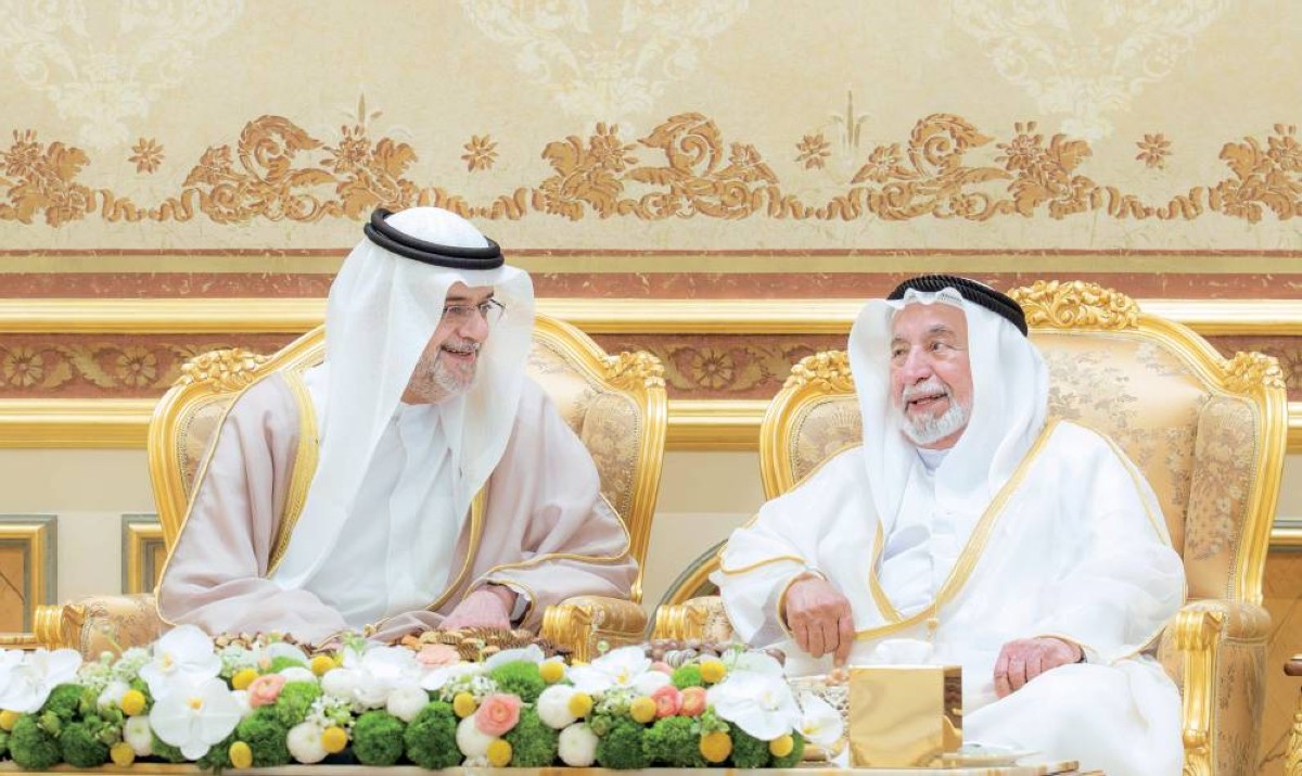  سلطان القاسمي وسلطان بن محمد بن سلطان خلال استقبال المهنئين 