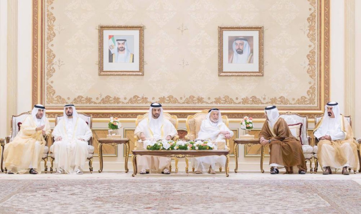  سلطان القاسمي خلال استقبال المهنئين بحضور سلطان بن أحمد 