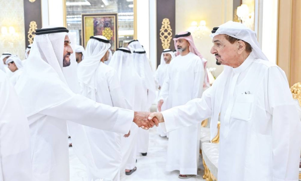  حميد النعيمي خلال استقبال المهنئين بحضور عمار بن حميد 