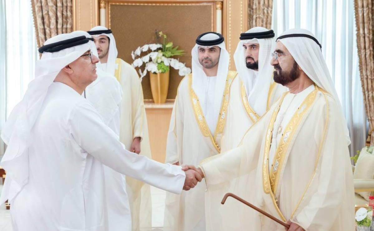 محمد بن راشد يتقبل التهنئة من عبدالرحمن العور بحضور أحمد ومنصور بن محمد ومحمد بن راشد بن محمد