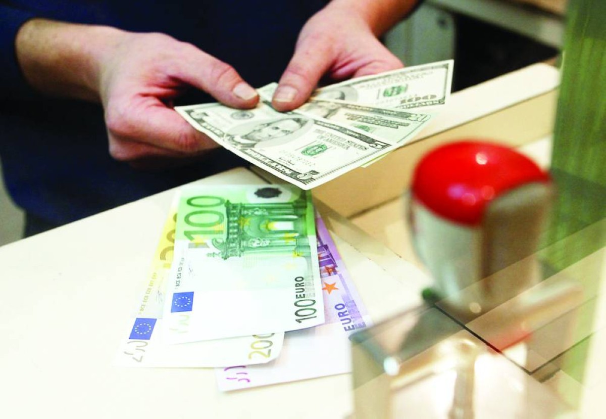 الدولار يتجه نحو اختتام الأسبوع بتراجع 0.3 %