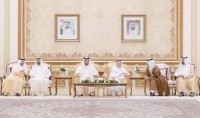 سلطان القاسمي خلال استقبال المهنئين بحضور سلطان بن أحمد